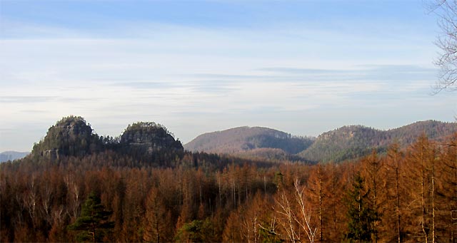 Blick vom Fuß des Rätselturms auf die Lorenzsteine