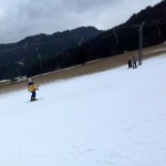 Schlepplift mit Kunstschnee am Hang Schlepplift mit Kunstschnee am Hang